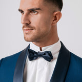 Abito "Luminous Blue" con collo a scialle in Raso